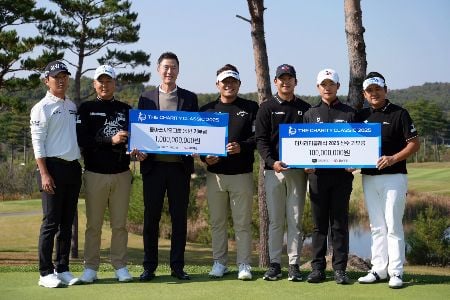 지난 29일 경기도 여주시에 위치한 페럼클럽에서 진행한 '더채리티클래식 2025 기부금 전달식'에서 (왼쪽부터) 옥태훈 프로, 함정우 프로, 김용운 동아제약 상무, 최승빈 프로, 송민혁 프로, 박상현 프로가 기념사진을 촬영하고 있다. [사진제공 동아쏘시오그룹]