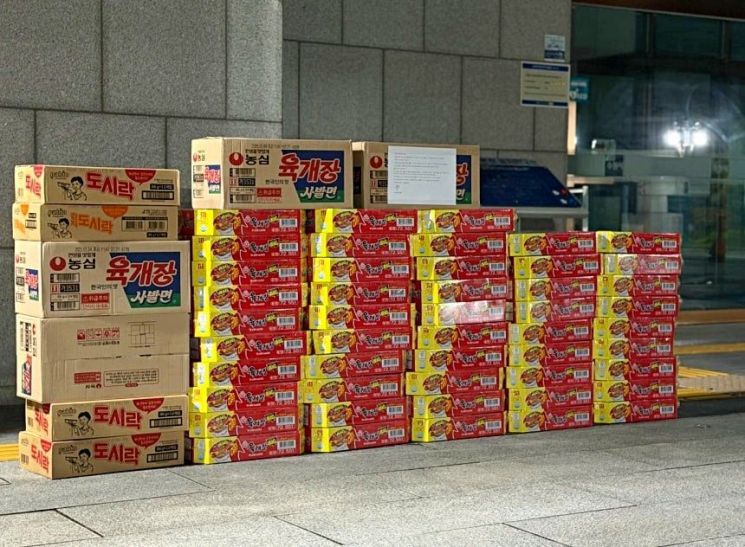 익명의 기부자가 수원시청 앞에 두고 간 컵라면 박스. [사진제공 수원시]