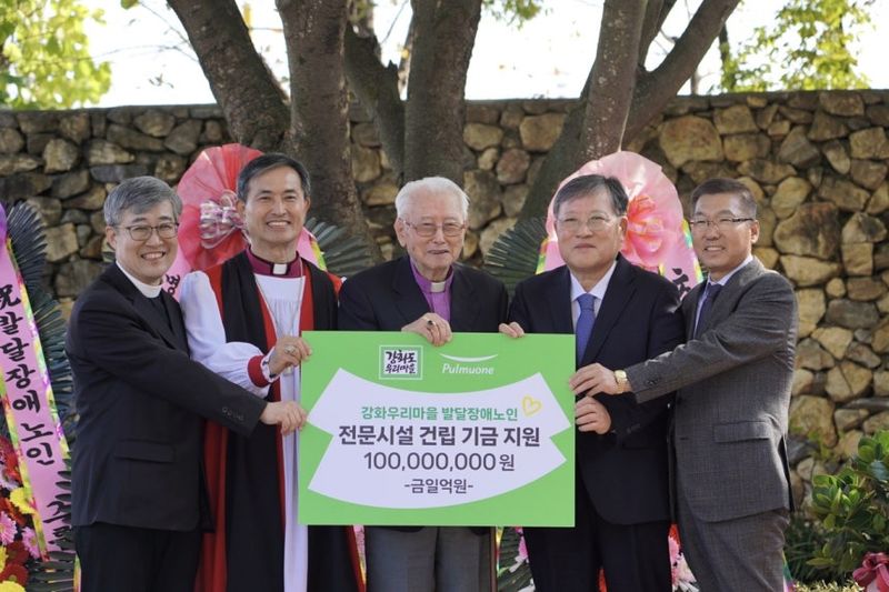 인천 강화군 강화도우리마을에서 열린 발달장애노인 그룹홈 '시몬의집' 기공식에서 풀무원 이우봉 총괄CEO(사진 왼쪽 다섯번째)가 강화도우리마을 촌장 김성수 대주교(사진 가운데)에게 시몬의집 건립 지원금 1억 원 기부 현판을 전달한 후 기념촬영을 하고 있다. [사진제공 풀무원]