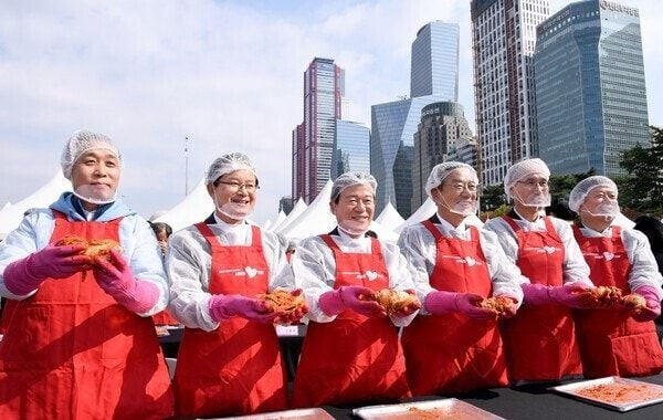 금융지난 29일 서울 여의도공원에서 금융투자협회는 회원사·유관기관 임직원 등과 함께 '제15회 사랑의 김치페어'를 열고 사회복지시설에 기부하는 김장김치 나누기 행사를 열었다. (사진 왼쪽부터)윤병운 NH투자증권 대표, 최호권 영등포구청장, 서유석 금융투자협회장, 황영기 초록우산어린이재단 회장, 이순호 한국예탁결제원 사장, 김정각 한국증권금융 사장. [사진제공 금융투자협회]