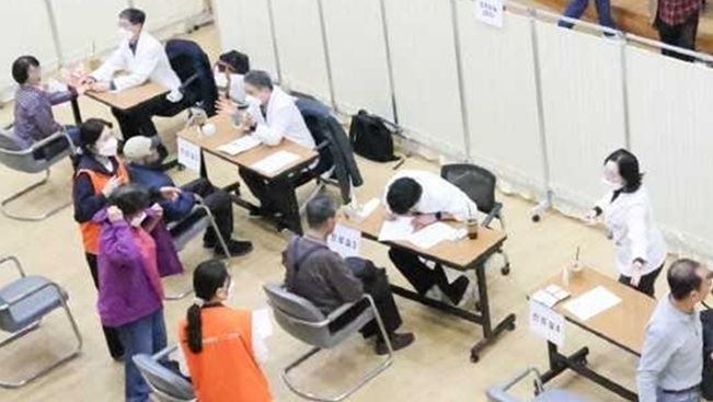 쌍용C&E가 동국대 일산한방병원과 함께 지난 1일 강원 동해공장 인근에 임시진료소를 설치하고 한방 의료봉사를 하고 있다. [사진제공  쌍용C&E]