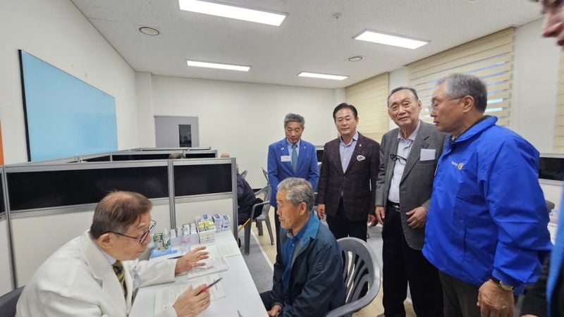 국제로타리 3650지구를 포함해 한국과 일본의 국제로타리 회원들과 한국전립선배뇨관리협회 소속 전문의 20여명 등 100여명이 지난 1일 강원도 홍천군 보건소에서 ‘전립선·배뇨장애 건강강좌 및 무료 건강검진’ 의료봉사를 진행했다.  [사진제공 국제로타리 3650지구]