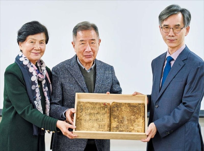 4일 오후 서울대 관악캠퍼스 규장각에서 삼국사기 판본 기증식이 열렸다. 왼쪽부터 판본을 서울대에 기증한 이윤경·이도영씨 부부, 정긍식 서울대 규장각 한국학연구원장. [사진제공 서울대 발전재단]