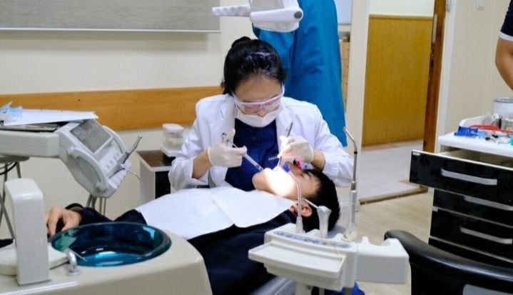 서울대학교치과병원 치과보존과 한지숙 전공의 진료 모습. [사진제공 서울대치과병원]