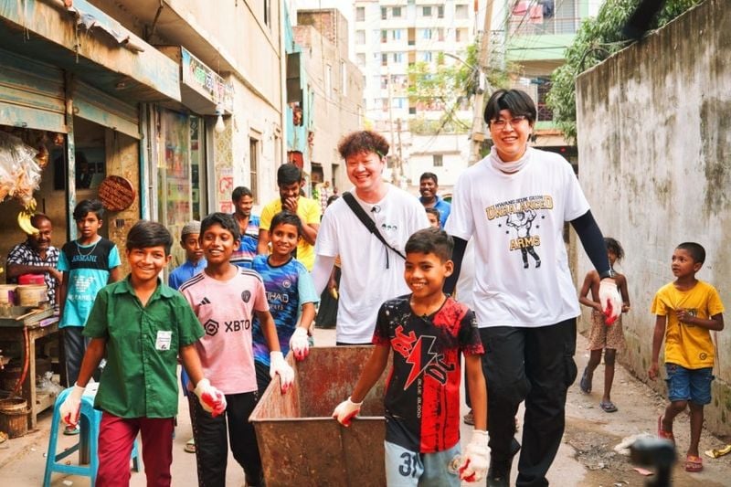 피식대학이 방글라데시를 방문해 현지 아동들을 응원하고 있다 [사진재공 초록우산]