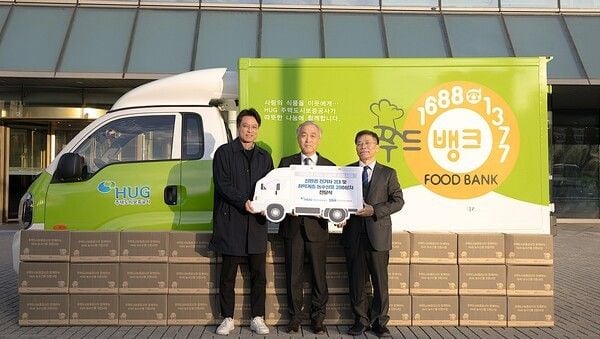 (왼쪽부터) 하상훈 남구종합사회복지관 남구동행푸드마켓 부장, 윤명규 주택도시보증공사 사장 직무대행, 조남권 한국사회복지협의회 사무총장이 전달식 기념촬영을 하고 있다.[사진제공 한국사회복지협의회]