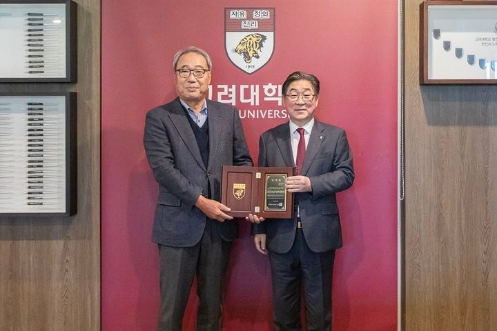 감사패를 주고 받고 있는 ㈜PSK 홀딩스 박경수 회장(왼쪽)과 고려대 김동원 총장. [사진제공 고려대]
