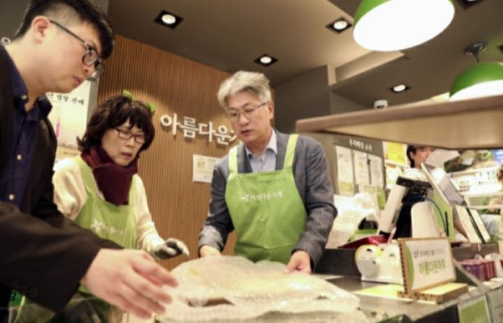 아름다운하루 행사에서 장세욱 동국제강그룹 부회장(가운데)이 일일점원으로 활동하고 있다. [사진제공 동국제강그룹]