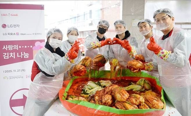 LG전자 임직원으로 구성된 '라이프스굿 봉사단'이 지난 27일 서울 저소득 장애인 가정 300곳을 위한 김장을 하고 있다. LG전자 제공