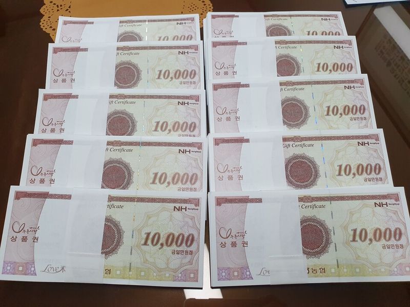 지난 2019년 익명의 기부자가 울산시 북구 효문동 행정복지센터에 전달한 1000만원 상당의 상품권. 다만 7일 울산 북구 측은 해당 기부자가 지난 11월4일 기부한 수표는 개인정보 유출 우려로 사진을 제공하지 않는다고 밝혔다. ⓒ울산시 북구 제공