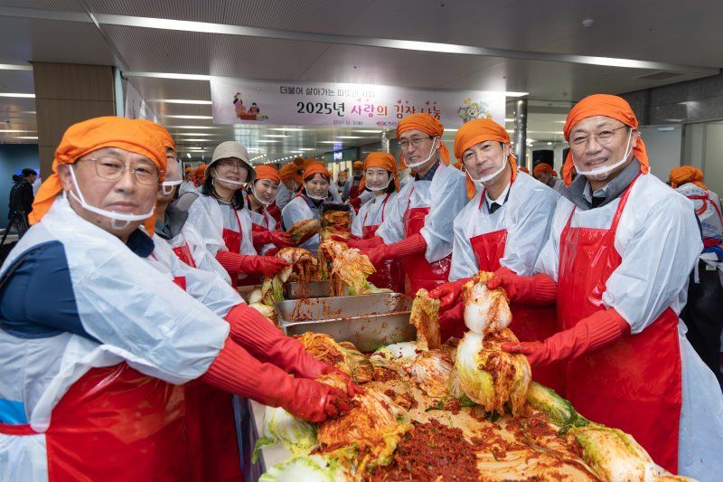 함진규 도로공사 사장(오른쪽 세번째)과 임직원이 지난 2일 김장을 하고 있다. 도로공사 제공
