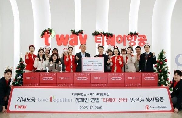 티웨이항공 임직원들이 '티웨이 산타'행사를 마치고 단체 기념촬영을 하고 있다. (사진=티웨이항공)