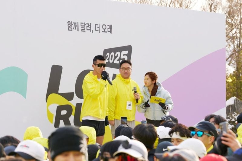 가수 션(맨 왼쪽)이 카카오페이와 함께 6일 오전 경기 하남 미사 경정공원에서 개최한 '롱 런' 기부 마라톤 대회에 참가해 축사하고 있다. 가운데는 차승진 카카오페이 디자인총괄 부사장.[사진제공 카카오페이]