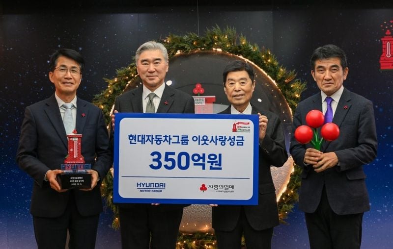 (왼쪽부터) 현대차그룹 전략기획실장 김동욱 부사장, 현대차그룹 전략기획담당 성 김 사장, 사회복지공동모금회 김병준 회장, 사회복지공동모금회 황인식 사무총장이 기념 촬영을 하는 모습. [사진제공 현대차그룹 ]