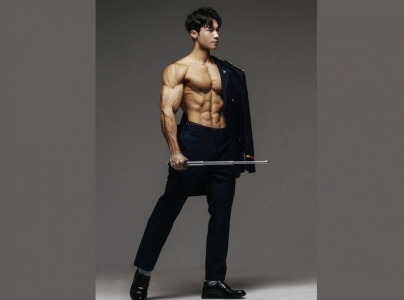 서울 12기동대 소속 최하용 순경은 지난 10일 SNS(소셜미디어)를 통해 "경찰관이 되어서 저의 첫 목표는 경찰 달력 멤버가 되는 것이었다"며 달력에 실린 자신의 사진 1장을 공개했다.[사진제공 SNS갈무리] 