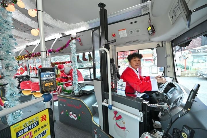지난 12일부터 운행을 시작한 정선군 와와버스의 '산타버스'실내 모습.[사진제공 정선군]