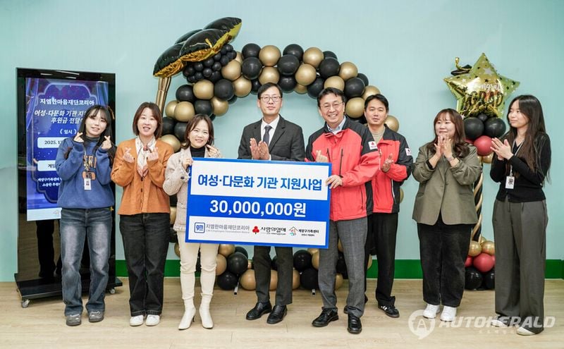 GM 한국사업장 임직원들과 인천사회복지공동모금회 및 계양구가족센터 관계자들이 2025년 여성 및 다문화 기관 지원사업 발대식 기념 사진을 촬영하고 있다. (사진 왼쪽부터) 윤명옥 한마음재단 사무총장 겸 GM 한국사업장 커뮤니케이션 총괄 전무 및 최고마케팅책임자, 권도국 계양구가족센터 센터장, 김성율 인천사회복지공동모금회 배분사업팀장이다.(GM 한국사업장 제공)