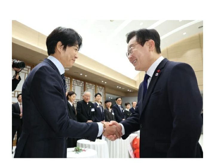 악수를 나누는 최수종과 이재명 대통령 [AII생성이미지]