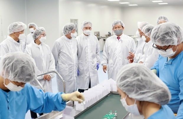 사진은 기사와 직접적 관련 없음. 2021년 6월 박진규 당시 산업통상자원부 차관이 경북 안동시 동물세포실증지원센터에서 코로나19 백신 임상시료(임상시험용 백신) 생산공정 현장을 둘러보고 있다. [사진제공 산업통상자원부]