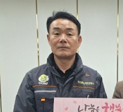 지난 3월 후원물품을 전달하고 있는 유호경 사장 [사진제공 제천시]