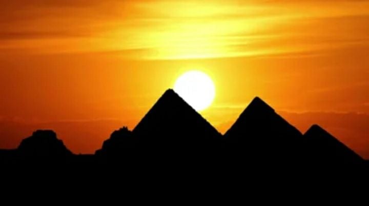 피라미드와 해돋이 Wikimedia Commons