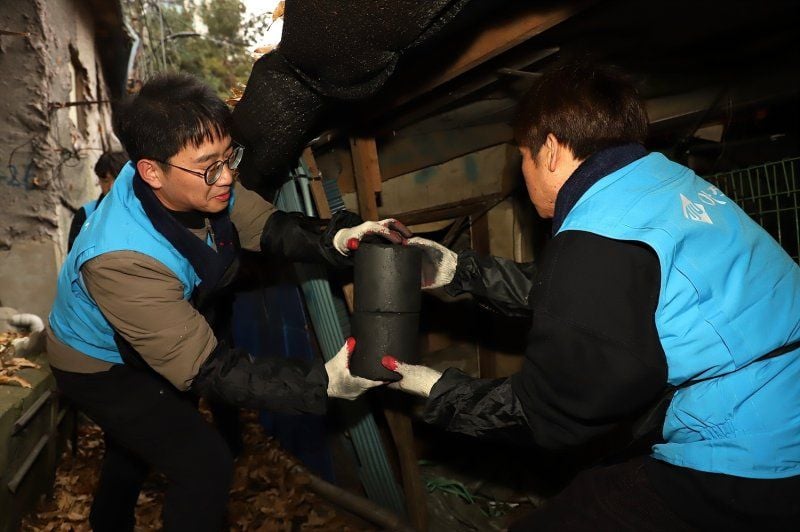 아주그룹 직원들이 연탄 배달 봉사활동을 진행하고 있다. 아주그룹 제공