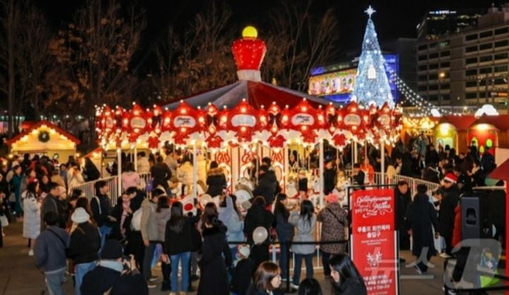광화문 마켓'에 설치된 회전목마.[사진제공서울시]