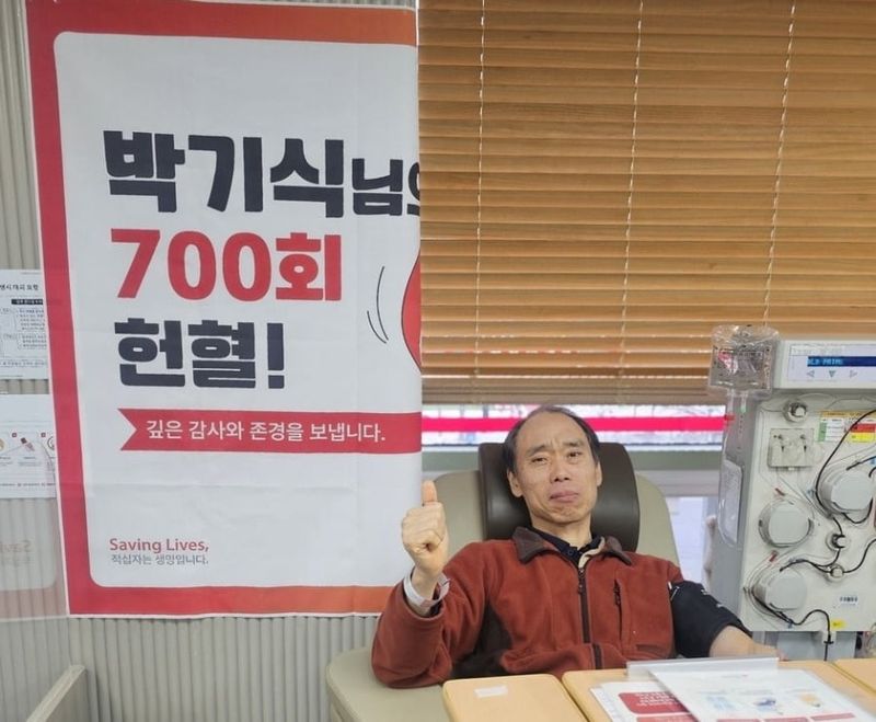 헌혈 700회를 달성한 박기식씨. [사진제공 대한적십자사 인천혈액원]