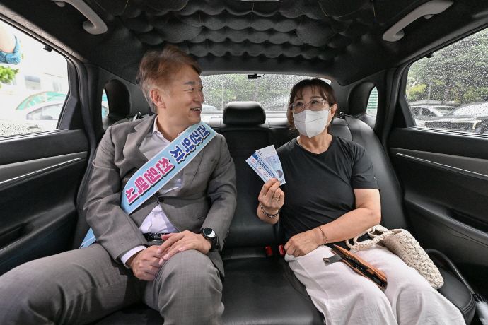 서구는 고향사랑기부금으로 조성한 재원 3억 원을 천원택시 사업비로 편성했다고 4일 밝혔다. 전년 대비 10배 늘어난 규모다. 사진제공 [광주시 서구]