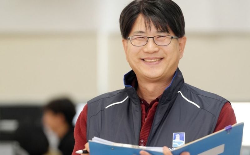 삶을 포기하려 했던 가족에게 삶의 용기를 되찾아 준 수원시 징수과 체납추적팀 신용철 주무관.[사진제공 수원시]