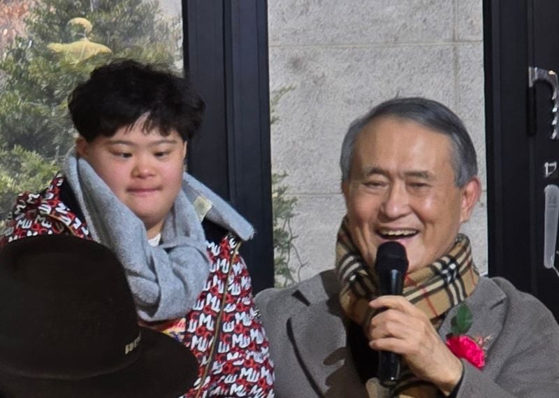 원로 조각가 고정수(오른쪽)가 갤러리 아트릭트에서 열린 '작가와의 대화' 프로그램을 마친 후 중증장애인 보호시설 '소망의 집' 원우인 은혜 양을 소개하고 있다. [사진제공 갤러리 아트릭트]