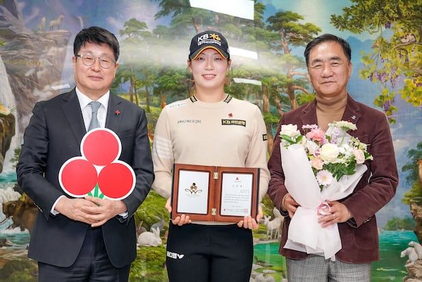 고액 기부자 '아너 소사이어티' 회원에 가입한 KLPGA 투어 방신실(가운데) (평택시청 제공)
