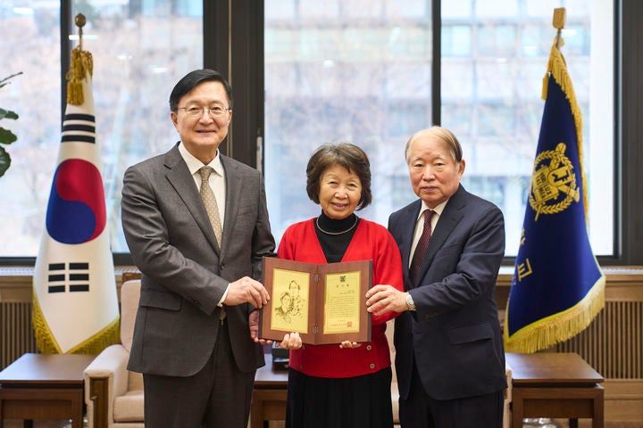지난 14일 감사패 증정식 중인 유홍림 서울대 총장(왼쪽)과 최성복(가운데) · 김윤수 동문(오른쪽).[사진제공 서울대]