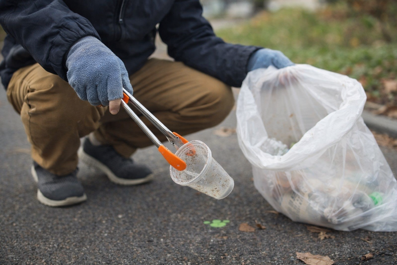 버려진 것을 줍던 손, 행운을 만나다 [AI생성이미지]