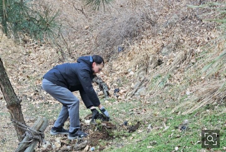 쓰레기 치우는 외국인 남성 (사진=독자 제공)