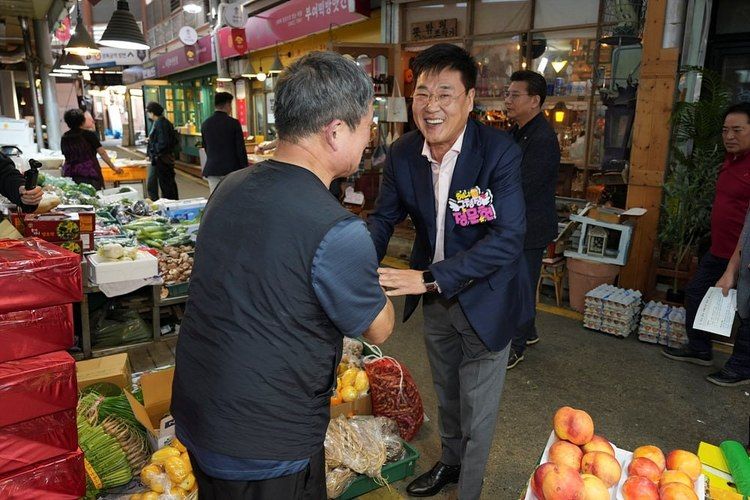 정문헌 서울 종로구청장이 통인시장을 방문한 모습(종로구 제공)