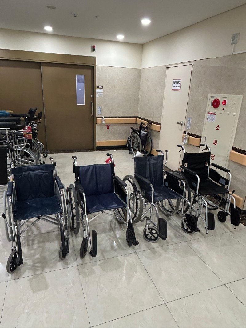 10년간 남편을 사별한 80대 아내가 온요양병원에 기부한 100만원으로 구입한 휠체어들. [사진제공 온요양병원]