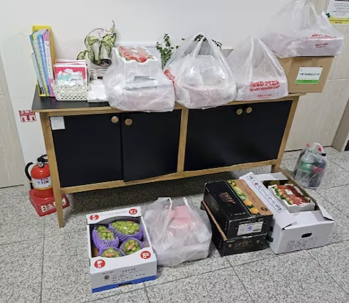 SK 하이닉스에 다니는 한 직원이 세종의 한 보육원에 아이들을 위한 음식을 기부해 화제가 되고 있다. [블라인드 갈무리]