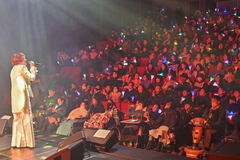 광주 서구는 최근 서빛마루문화예술회관에서 가수 김장훈과 함께하는 ‘누워서 보는 콘서트’를 개최했다. [사진제공 광주 서구]