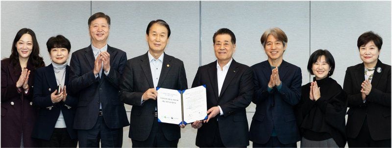 권오을 국가보훈부 장관(왼쪽 네번째부터)과 장인화 포스코1%나눔재단 이사장이 11일 서울 강남구 포스코센터에서 국가유공자 지원 및 보훈문화 확산 업무협약식을 맺고 관계자들과 기념촬영을 하고 있다. 포스코 제공