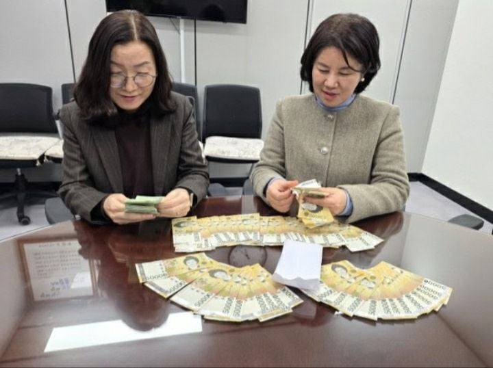 지난 10일 전주시청 생활복지과 사무실에 중년 남성이 410만원 든 흰 봉투를 건넸다. 이 남성은 “좋은 일에 사용해달라”는 말만 남기고 사라졌다. (사진=전주시) 