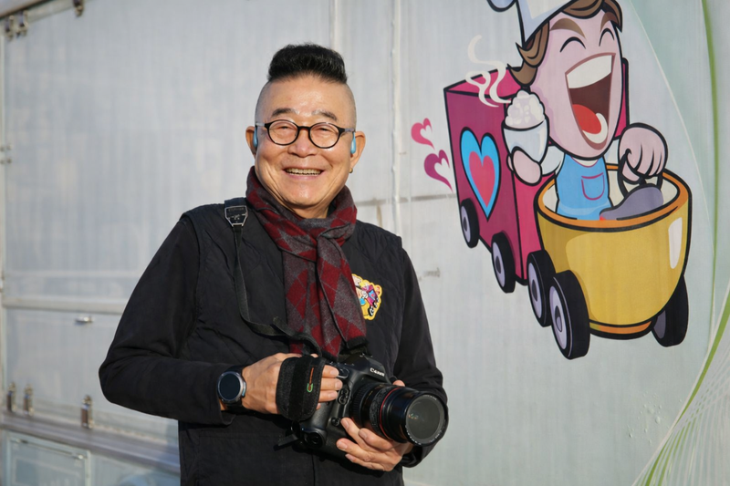 김영복 '사랑의 밥차' 경상지부장이 봉사 차량 앞에서 포즈를 취하고 있다.(AI생성이미지)