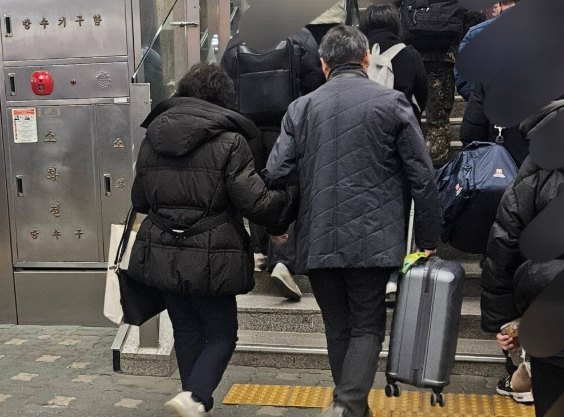 입석 승차 아이엄마에게 자리 양보한 부부. [블라인드 캡처]