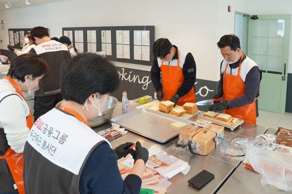 BNK부산은행(은행장 김성주)는 21일(토) 오전, 지역사회 나눔을 실천하고 상생금융의 가치를 현장에서 구현하기 위해 ‘BNK부산은행 지역봉사단 2월 정기 봉사활동’을 실시했다. (사진=부산은행)