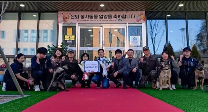 로보락이 지난 3일 은퇴 봉사동물 입양 가정에 2026년 플래그십 로봇청소기 ‘S10 맥스V 울트라’를 지원했다. (사진 제공=로보락)