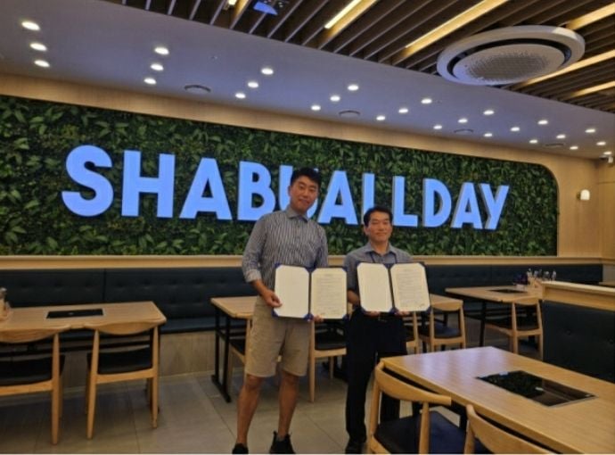 유승규(왼쪽)씨는 지난해 여수지역아동센터연합회장과 후원 협약을 맺고 여수 40개 지역아동센터 아이들에게 식사를 제공하고 있다. [유승규 씨 사진제공]