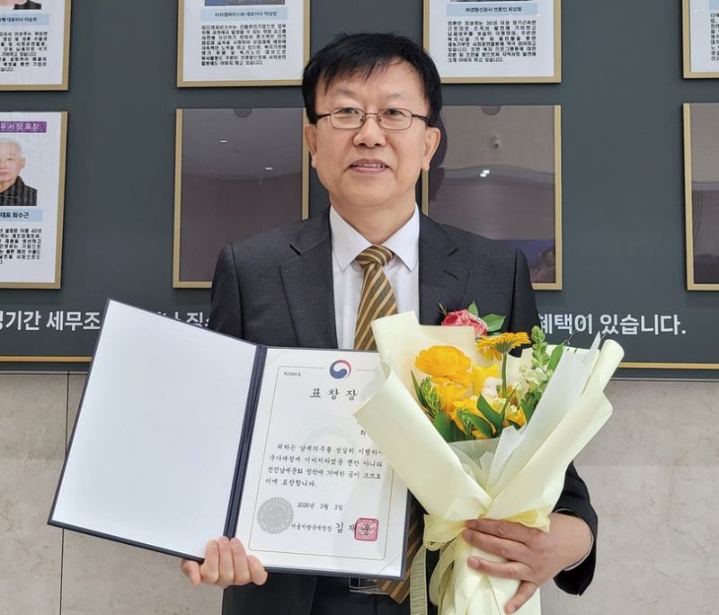 최상희 경향신문 기자는 최근 모범납세자로 선정돼 3일 서울 영등포세무서에서 서울지방국세청장 표창을 받았다. 사진은 영등포세무서 내 수상자 게시판 앞에서 기념 촬영을 하고 있는 최 기자. [사진제공 최상희]