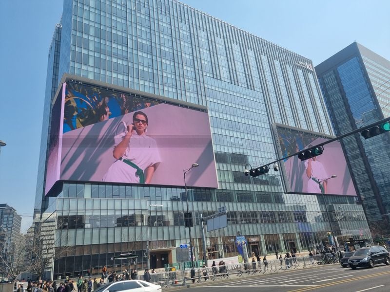 KT 광화문 지점 전광판 속 BTS [사진 이선희 회원 제보]