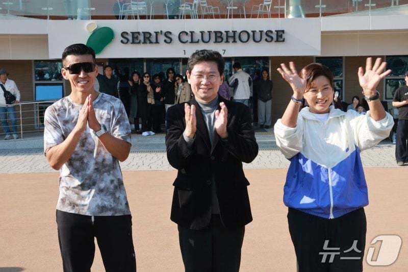지난 21일 열린 'SERI PAK with 용인 ON THE SAME TRACK' 기부런 행사에서  가수 션(왼쪽), 이상일 시장(가운데)과 골프 여제 박세리와 함께 참가자들에게 인사하고 있다.(사진제공 용인시)