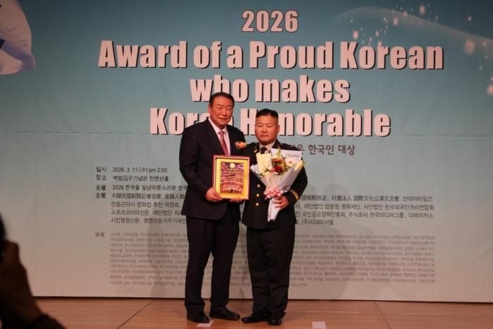 육군20기갑여단 전투근무지원대대 이대영(오른쪽) 상사가 최근 백범김구기념관에서 열린 ‘2026 한국을 빛낸 자랑스러운 한국인 대상’ 시상식에서 ‘지역사회복지발전 및 교육발전공헌’ 부문 대상을 받은 뒤 기념사진을 찍고 있다. [사진제공 부대]